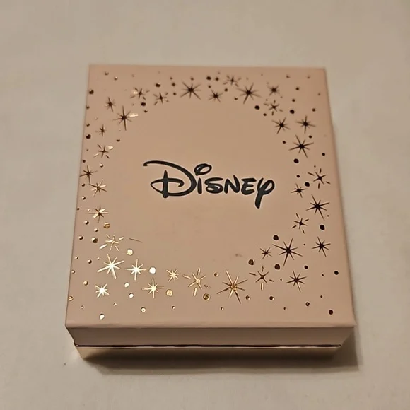 Disney Minnie Mouse w box and heart stud earrings - Picture 3 of 4